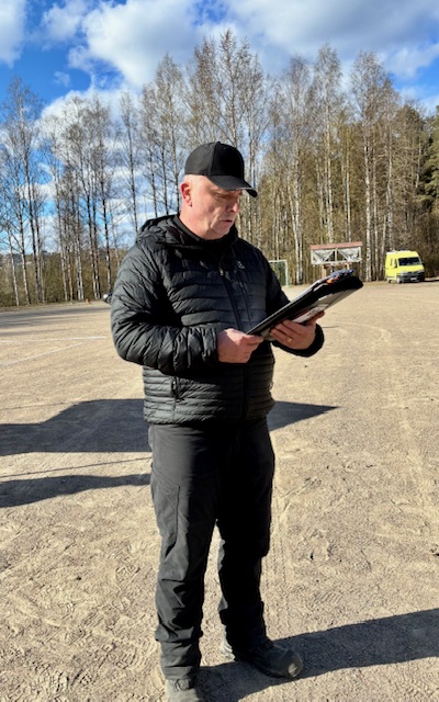 Koiranpäiväjuhla järjestettiin tänä vuonna Kuopiossa Minna Canthin koulun kentällä. Tilaisuuden avasi Kennelpiirin varapuheenjohtaja ja Kennelliiton hallituksen ja valtuuston jäsen Kari Leppänen.